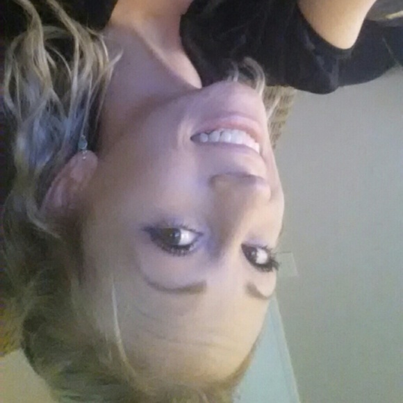 Profile Picture of Danielle Beamon (@sarahsmommy12) on Poshmark