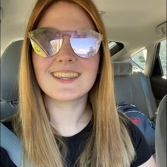 Profile Picture of Taylor Zlotek (@tayz98) on Poshmark