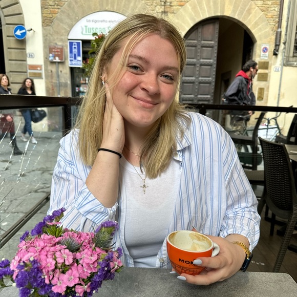 Profile Picture of Eve Alsing (@evealsingg) on Poshmark