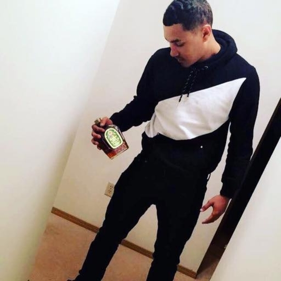 Profile Picture of Alex Hall (@alexdhall) on Poshmark