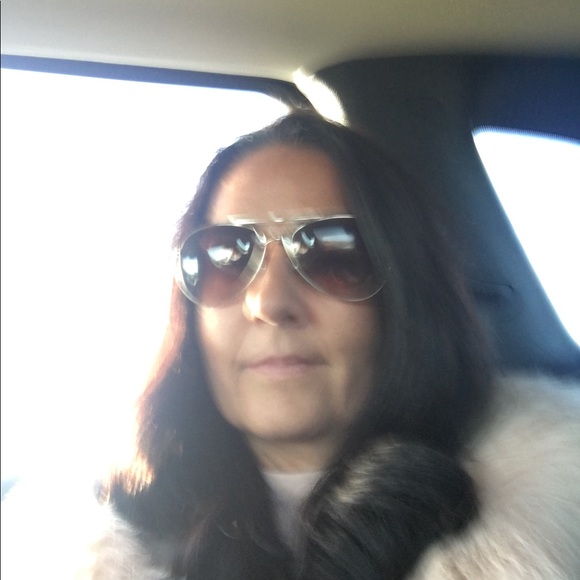 Profile Picture of Erika Luetkehans (@erikalynn2171) on Poshmark