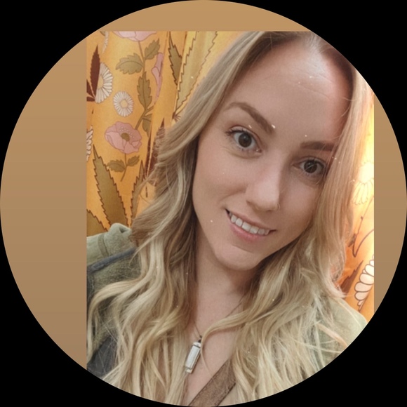 Profile Picture of Kaylee Blevins (@kayleeblvns) on Poshmark