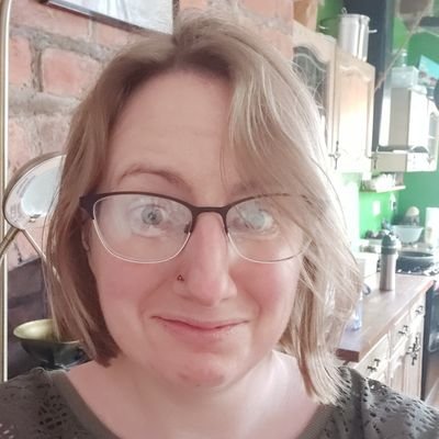 Profile Picture of Elizabeth Ruth (@lizruth83) on Twitter