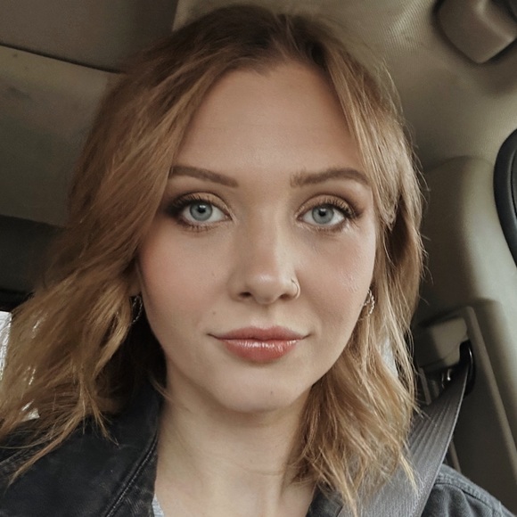 Profile Picture of Emily Drees (@dreesemilyr) on Poshmark
