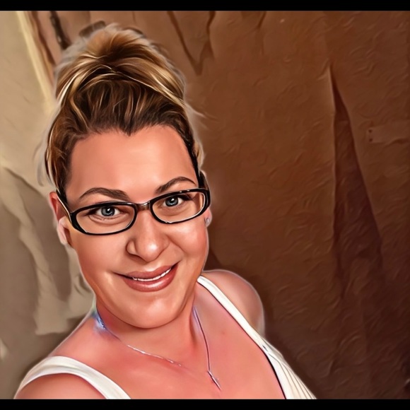 Profile Picture of Angela Friedlein (@angela031717) on Poshmark