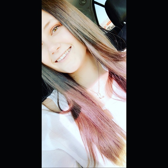 Nikki Anzinger - Poshmark Profile Picture of Nikki Anzinger (@nikkiwaters075) on Poshmark