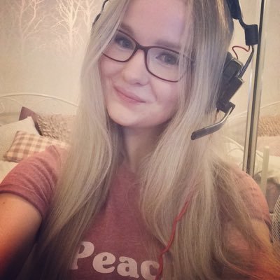 Profile Picture of Ashley (@AshbeeGaming) on Twitter