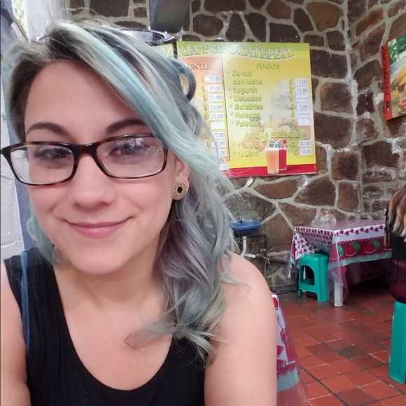 Profile Picture of Lizette Alvarez (@lalvarez6989) on Poshmark