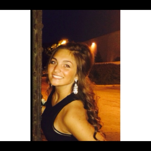 Profile Picture of Bella Joesting (@bellajoesting) on Poshmark