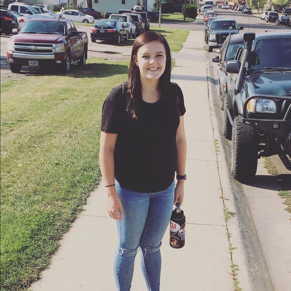 Profile Picture of Allison Vincent (@allyvinny) on Poshmark