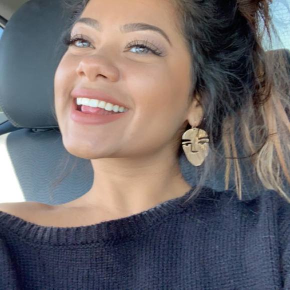 Profile Picture of Candacy Fifer (@candacyfifer) on Poshmark