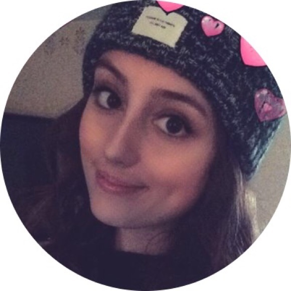 Profile Picture of Melissa Hacunda (@tinybeanstalk) on Poshmark