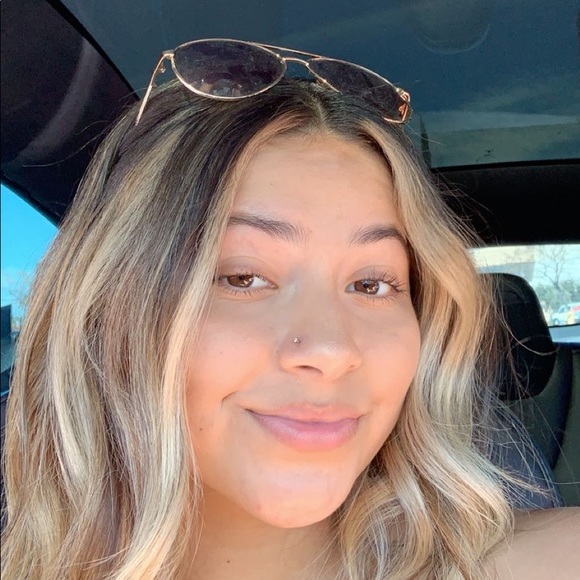 Profile Picture of Bianca Galvez (@biancagalvezz) on Poshmark