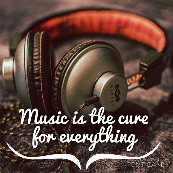 Profile Picture of Claudia Moses (@claude1_5) on Poshmark