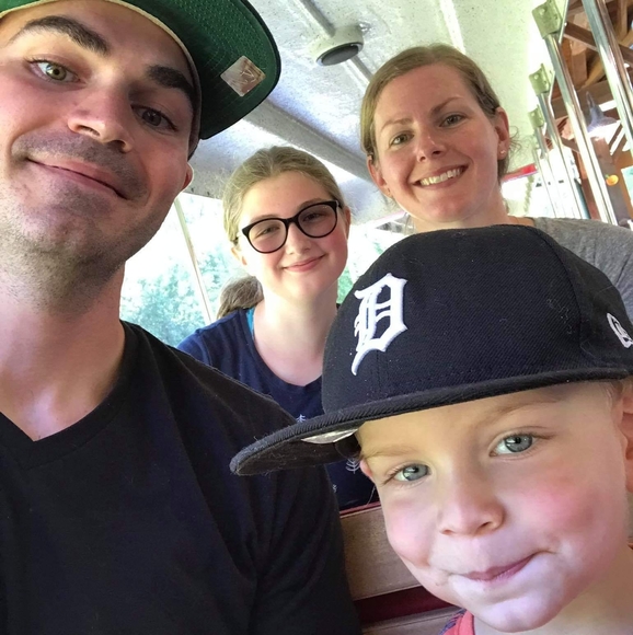 Profile Picture of Lisa Catlin (@lwhalen18) on Poshmark