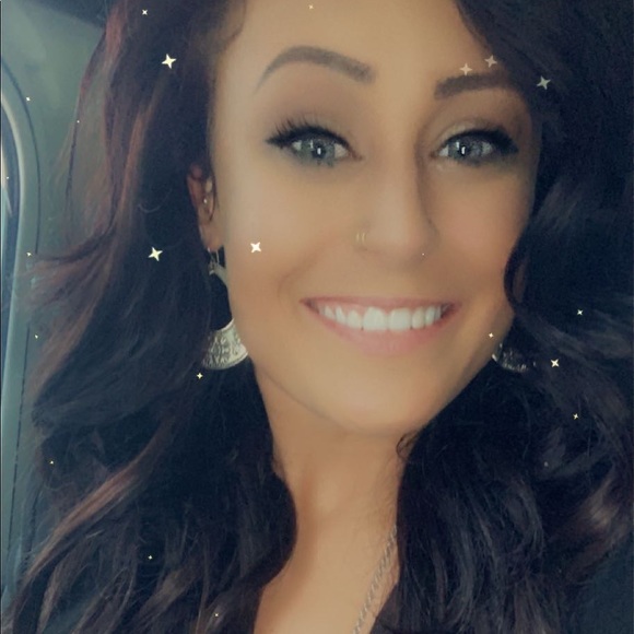 Profile Picture of Taylor Weaver (@taylorweaver223) on Poshmark