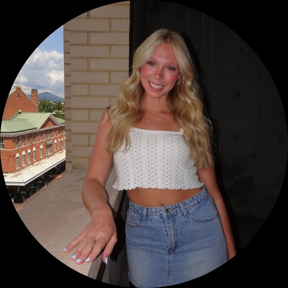 Profile Picture of Sarah Earls (@sarahearls) on Poshmark