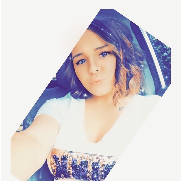 Tori Skaggs - Poshmark Profile Picture of Tori Skaggs (@toriskaggs1217) on Poshmark