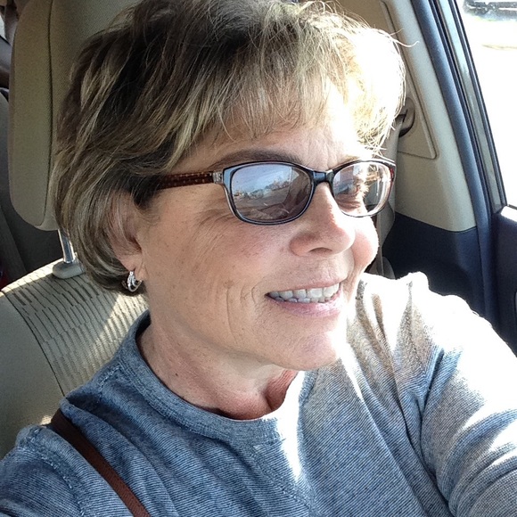 Profile Picture of Cyndi Roberts (@cymmmmie) on Poshmark