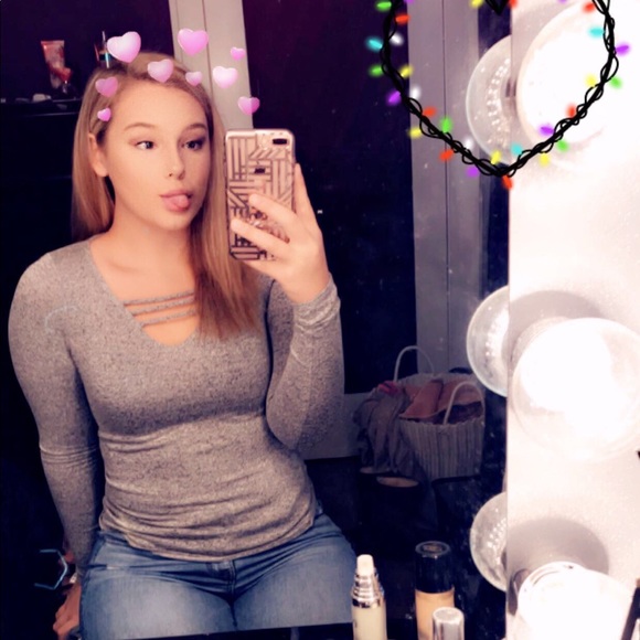 Profile Picture of Julia Hayden (@_juliahayden_) on Poshmark