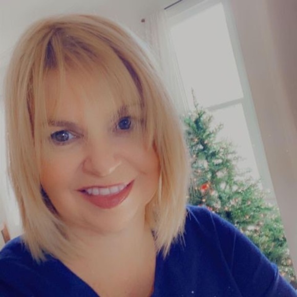 Profile Picture of Alexia Melocchi (@alexiamelocchi) on Poshmark