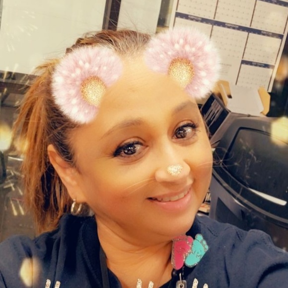 Profile Picture of Debra Deleon (@ddeleon1010) on Poshmark