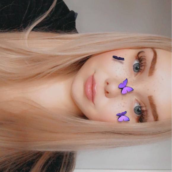 Profile Picture of Brooklyn Damery (@eatsalot40) on Poshmark