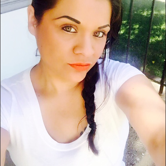 Profile Picture of Julia Martinez (@julian121112) on Poshmark