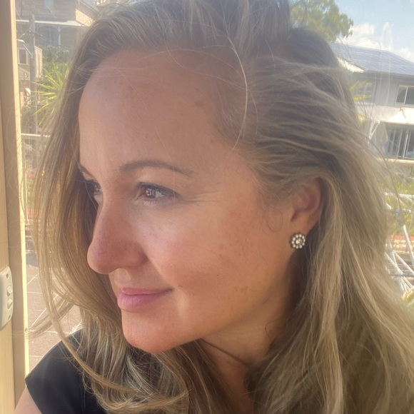 Profile Picture of Alison Hooper (@alisonhooper) on Poshmark