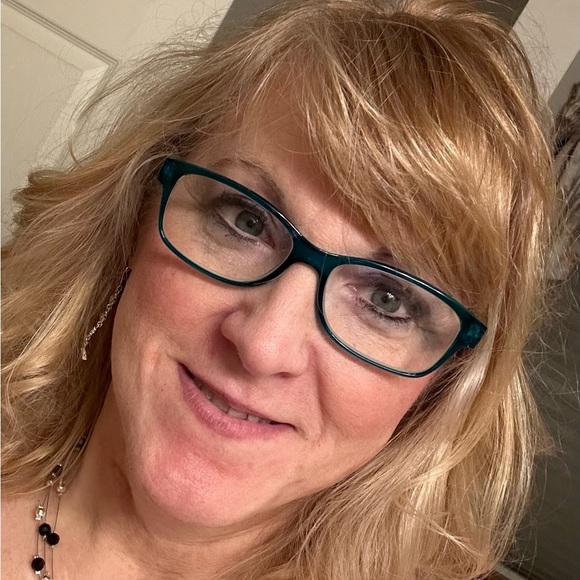 Profile Picture of Sandra Raikowski (@sandraraikowski) on Poshmark