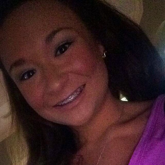 Profile Picture of Hallee Lightsey (@hallee__jayde) on Poshmark