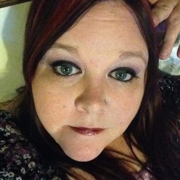 Profile Picture of Crystal Lambrecht (@cryssle2109) on Poshmark