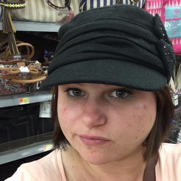 Profile Picture of Leah Fruge (@leahsegura246) on Poshmark