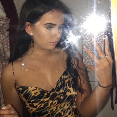 Profile Picture of Holly Slxnger (@holly_slinger) on Twitter