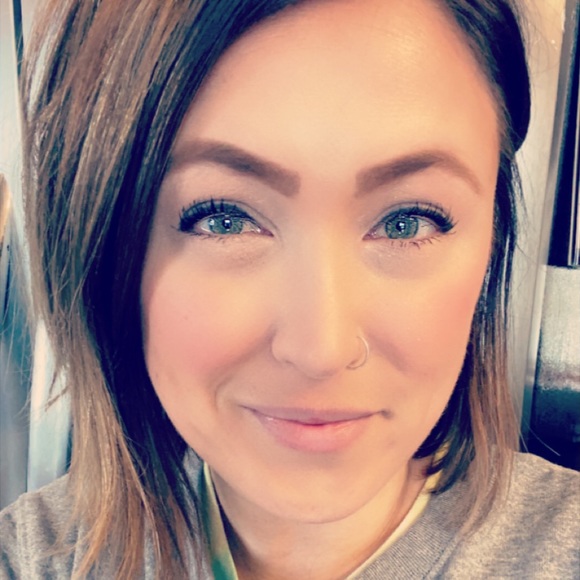 Profile Picture of Andrea Tollefson (@andreatollefson) on Poshmark