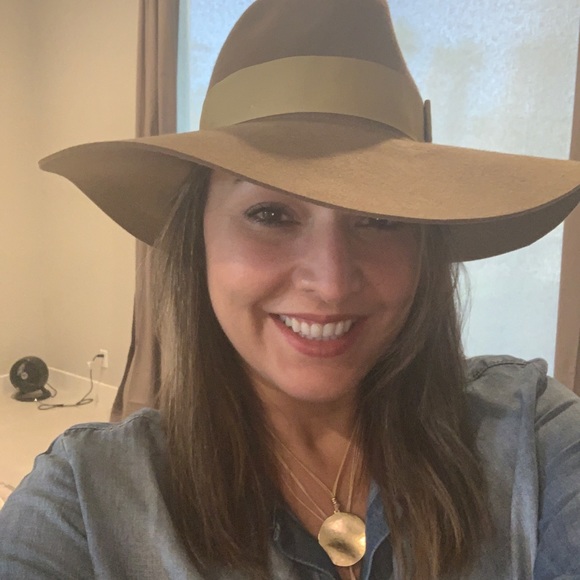 Profile Picture of Melinda Damone (@mdamone1) on Poshmark