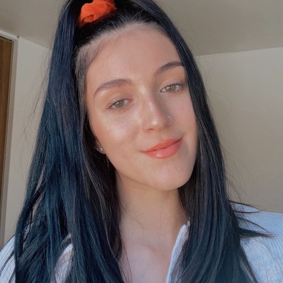 Profile Picture of Alice Caron (@lilice2002) on Poshmark