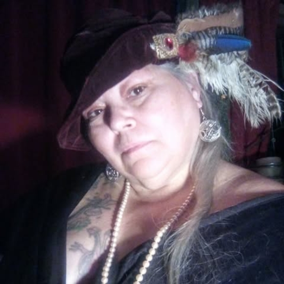 Profile Picture of Donna Andrews (@donnamama1) on Poshmark