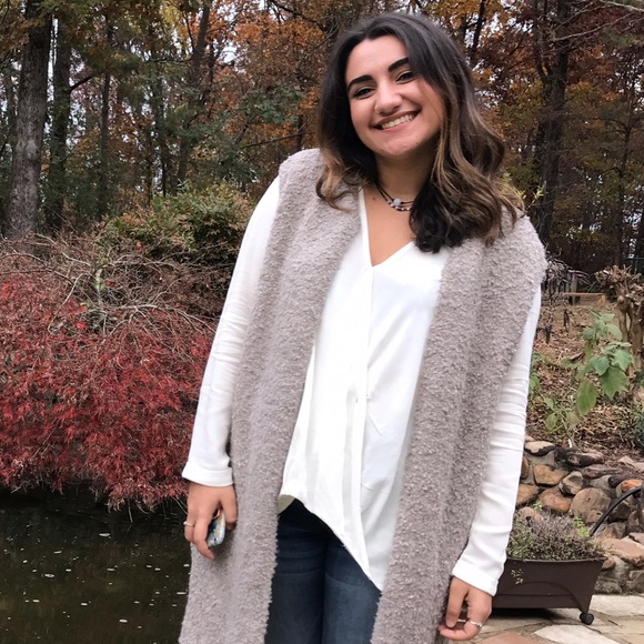 Profile Picture of Jasmine Zandi (@jasminezandi) on Poshmark