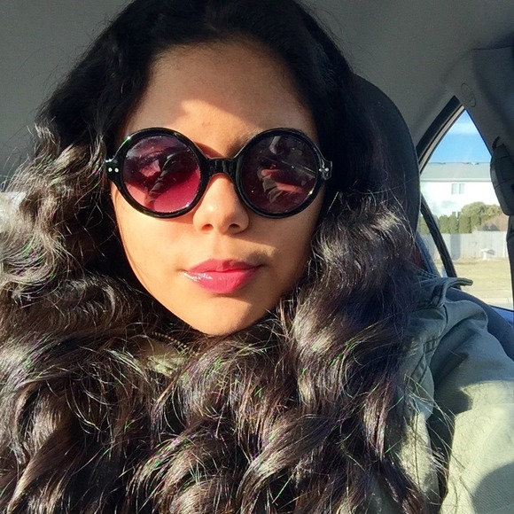 Profile Picture of Ashley Alicea (@justashwee) on Poshmark