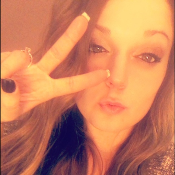 Profile Picture of Amanda Willey (@ineeditmuchmore) on Poshmark