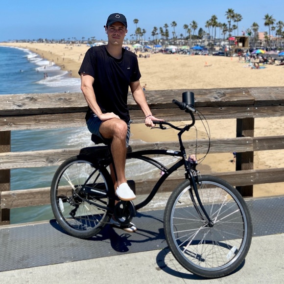 Profile Picture of Matt Gray (@mtgrayy) on Poshmark