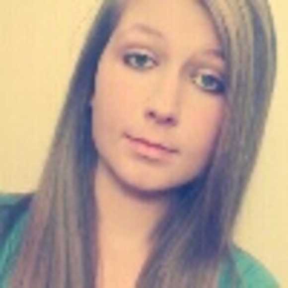 Profile Picture of Cecilia Roberts (@cece_18) on Poshmark