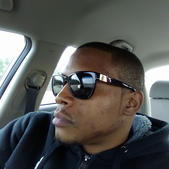 Profile Picture of Julian Thomas (@juliant34) on Poshmark