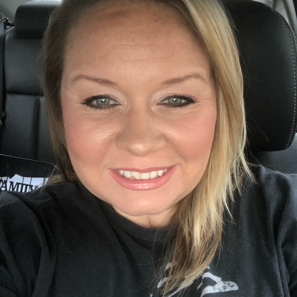 Profile Picture of Kim Skipper (@kimskipper) on Poshmark