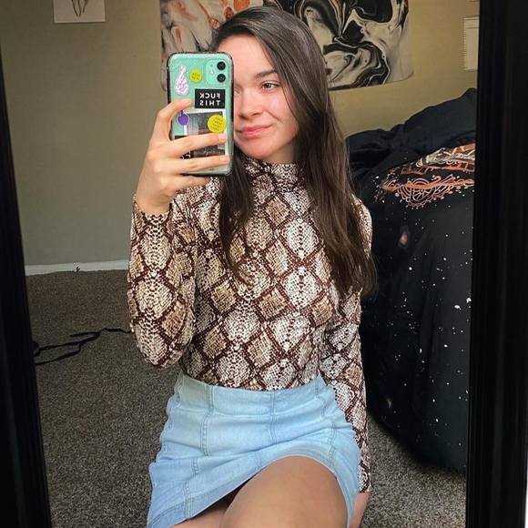 Profile Picture of Lyndsey Riner (@lyndseyneely) on Poshmark