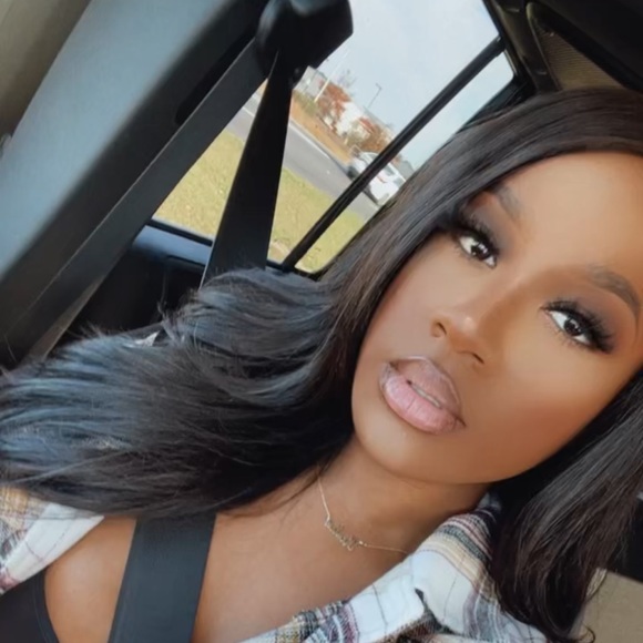 Profile Picture of Kendra Devanier (@ksdevanier) on Poshmark