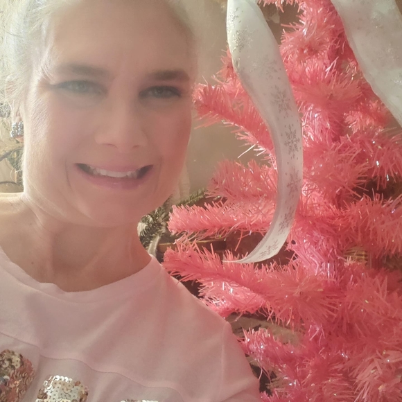 Profile Picture of Laura Strahota (@shopgirl7777777) on Poshmark