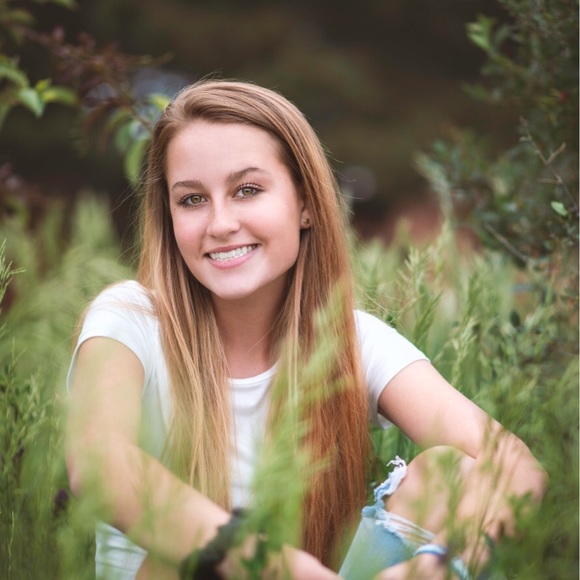 Profile Picture of Dani Schmitz (@daniiischmitz) on Poshmark