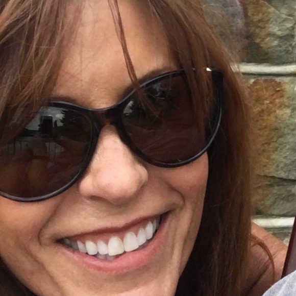 Profile Picture of Joni Witter (@joniwitter) on Poshmark